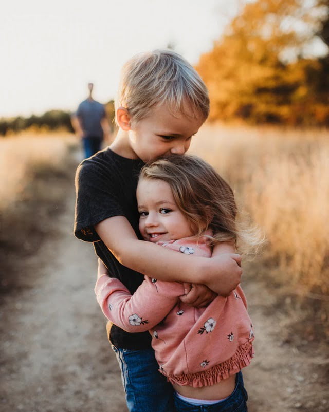 Barn klemmer hverandre